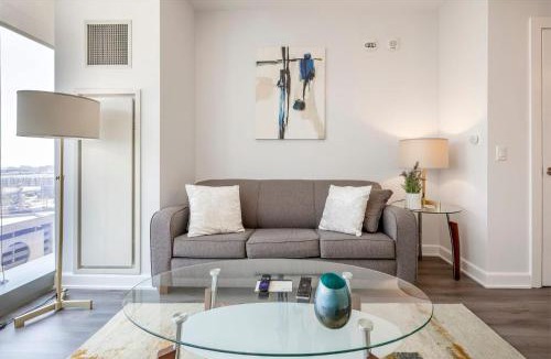 Downtown Apartment | Private Apt with Gym & Pool