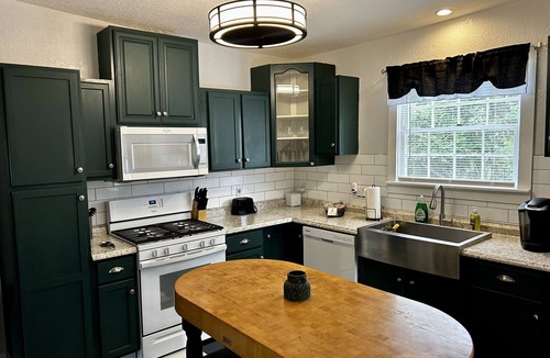 Historic District Apartment | Private apt with hot tub-historic downtown yr. 1892