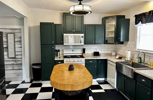 Historic District Apartment | Private apt with hot tub-historic downtown yr. 1892