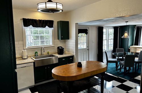 Historic District Apartment | Private apt with hot tub-historic downtown yr. 1892