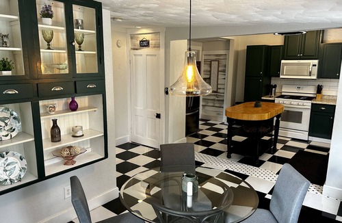 Historic District Apartment | Private apt with hot tub-historic downtown yr. 1892