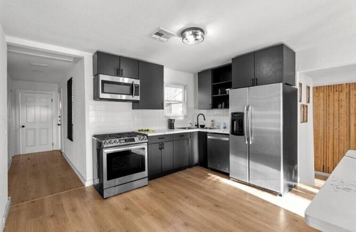 Cherrywood House | Private Austin Getaway - Near UT, Downtown, 6th St