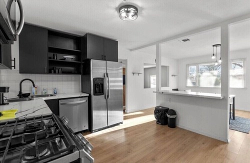 Cherrywood House | Private Austin Getaway - Near UT, Downtown, 6th St