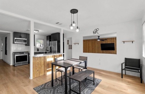 Cherrywood House | Private Austin Getaway - Near UT, Downtown, 6th St