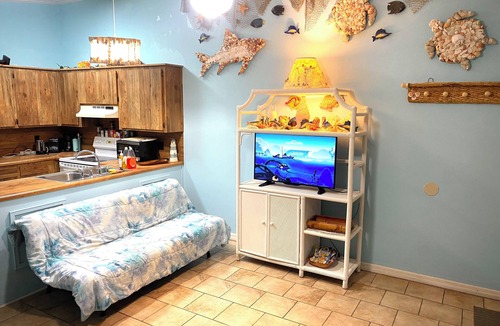 Biltmore Beach House | Private backyard! 5 minutes walk to the beach!