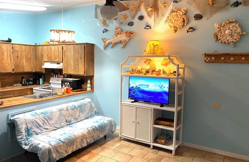 Biltmore Beach House | Private backyard! 5 minutes walk to the beach!