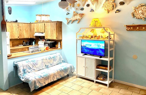 Biltmore Beach House | Private backyard! 5 minutes walk to the beach!