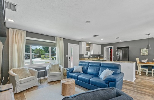 Arlington Park House | Private Backyard-27 Palms