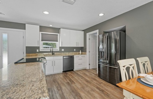 Arlington Park House | Private Backyard-27 Palms