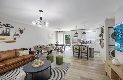 Paw Creek House | Private Backyard Oasis/3BR CLT Home/Sleeps 6/Near Airport/Free 3pm Checkout