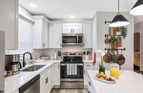 Paw Creek House | Private Backyard Oasis/3BR CLT Home/Sleeps 6/Near Airport/Free 3pm Checkout