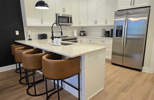 Hayes House | Private Balcony | 9 Min to Duke | 8 to Downtown