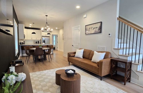 Hayes House | Private Balcony | 9 Min to Duke | 8 to Downtown