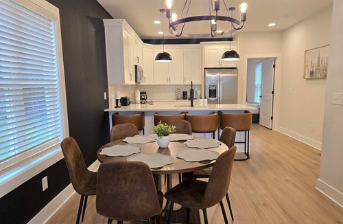 Hayes House | Private Balcony | 9 Min to Duke | 8 to Downtown