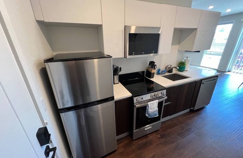Center City West Apartment | Private Balcony | Gorgeous Center City Bilevel Apt