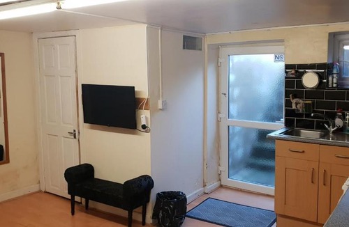 Huddersfield Apartment | Private Basement Studio Flat with Modern Features