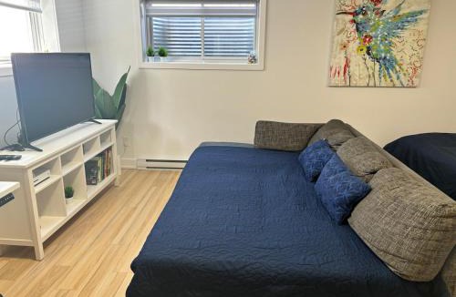 Plateau Apartment | Private Basement Suite, Fully Equipped & Parking