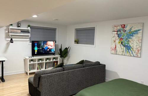 Plateau Apartment | Private Basement Suite, Fully Equipped & Parking