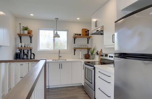 The Blue Mountains Cottage | Private Beach Access with many 5-star reviews!