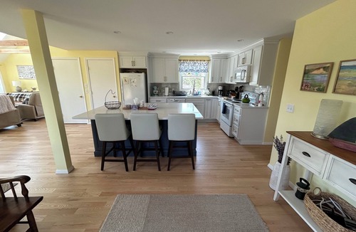 North Truro House | PRIVATE BEACH, 2 min walk. WIFI, AC, sunny/clean. New Kitchen & screened porch.