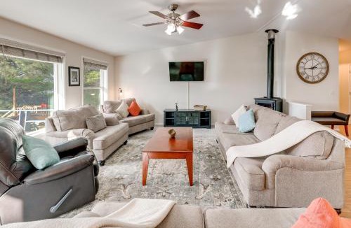 Florence House | Private Beach, Deck and Grill! Siuslaw River Getaway