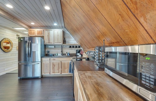 Milledgeville Cabin | Private Beach & Dock! Cozy Lake Sinclair Cabin