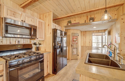 Hoyt Cabin | Private Beach & Fishing Pond! Eufaula Family Cabin