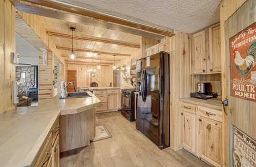 Hoyt Cabin | Private Beach & Fishing Pond! Eufaula Family Cabin