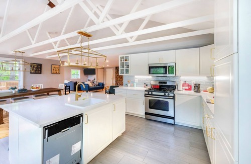 Barrington House | Private Beach Lake House! Kayaks, Sunset, Firepit