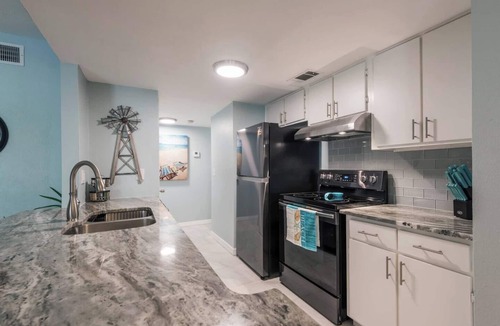 Bayview Condo | Private Beach Access 2 Pools Waterfront Oasis