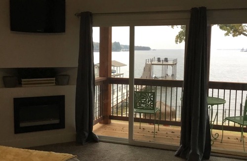 Enchanted Oaks House | Private Beautiful Waterfront Home. Boat Dock to enjoy Sunrise and Sunsets!