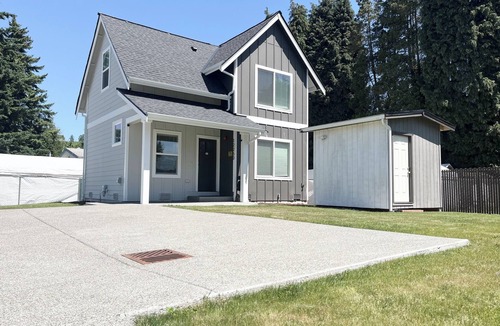 Tukwila House | Private Bedroom 2 - Transit Room Near Airport.