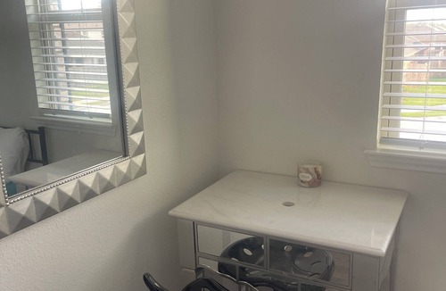 Iowa Colony House | Private bedroom 30 minutes from downtown Vee’s home away from home