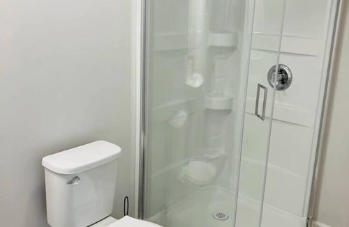 Glen Allen House | Private Bedroom & Bathroom