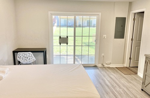 Glen Allen House | Private Bedroom & Bathroom