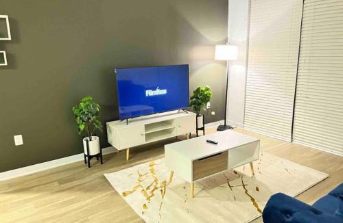 Fountain Square Apartment | Private Bedroom Fountain Square - Shared