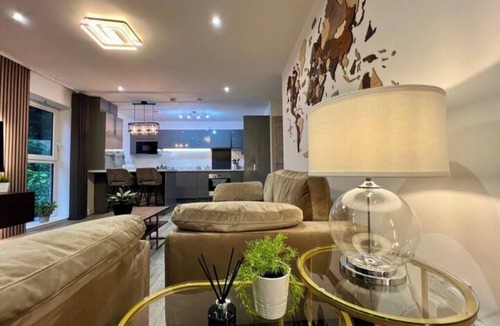 North West Apartment | Private Bedroom - Modern Flat - West End Glasgow