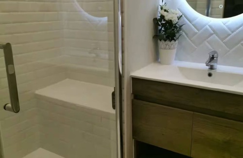 Sainte-Marie-de-Campan Apartment | Private bedroom, private ensuite with kitchenette