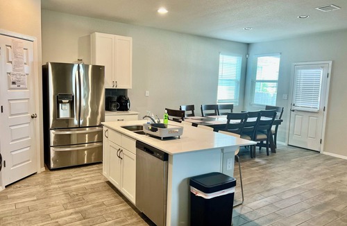 Elgin House | Private Bedroom with full shared bathroom in Elgin, Texas