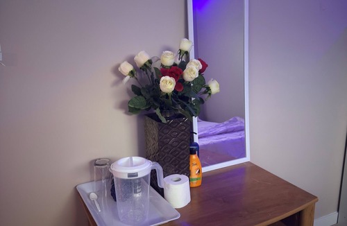 London Apartment | Private Bedroom with office desk Queen Bed London South a Peaceful space