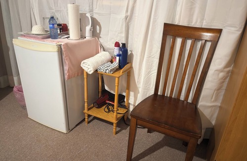 London Apartment | Private Bedroom with office desk Queen Bed London South a Peaceful space