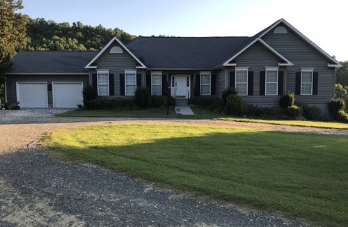 Lovingston House | Private Blue Ridge getaway with extra basement suite.