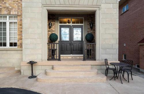 Brampton House | Private Bright Coach House - Near Pearson Airport & Downtown Toronto