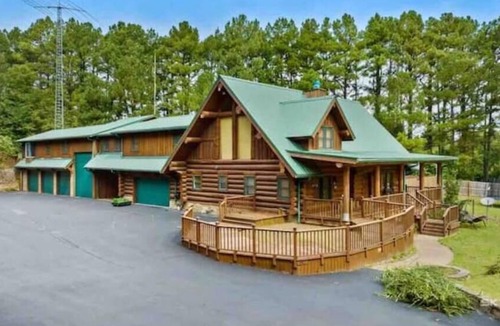 West Fork Cabin | Private Cabin 3 acres, Pool, Playground, Poker