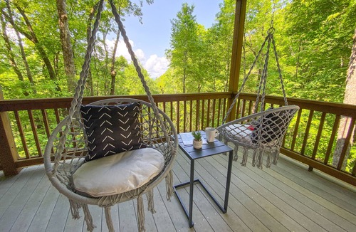 Dillard Cabin | Private Cabin Getaway w/Fireplace, View & Games 🏔️⛳️