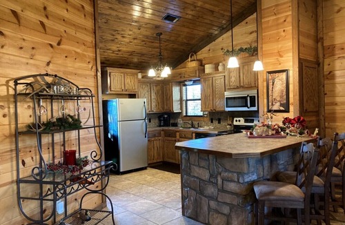 Smithville Cabin | Private Cabin Hideaway Retreat with scenic views - 30 miles from Broken Bow