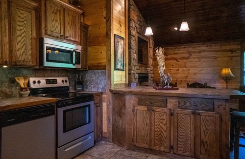 Smithville Cabin | Private Cabin Hideaway Retreat with scenic views - 30 miles from Broken Bow