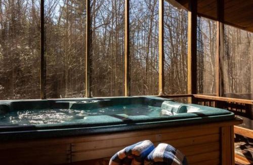 Sautee Nacoochee House | Private Cabin Retreat Near Helen WiFi Hot Tub