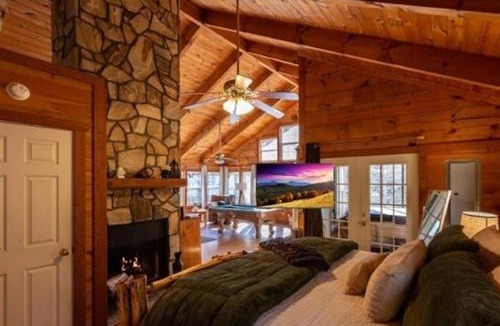 Sautee Nacoochee House | Private Cabin Retreat Near Helen WiFi Hot Tub