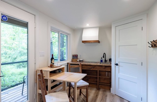 Pelham Cabin | Private Cabin | Refined Woodland Escape | Niagara, ON